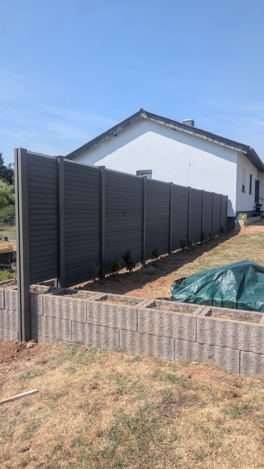 Sichtschutzzaun aus WPC in Birkenfeld, während der Montage