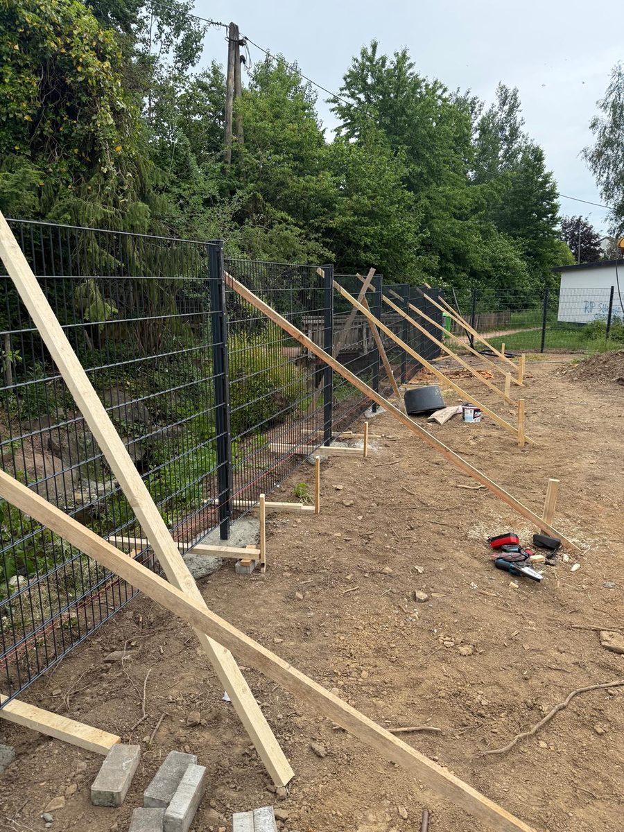 Doppelstabmattenzaun über 70 Meter in Birkenfeld, während der Montage